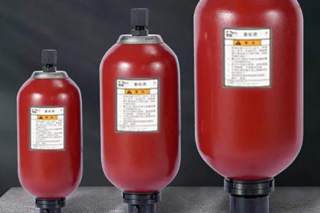 管路式蓄能器的工作原理、作用和操作方法