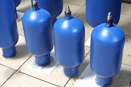 搜蓄能器出現油箱噴油的現象,如何解決?