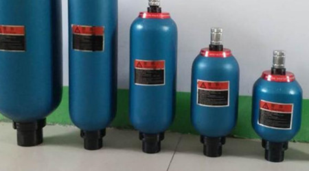 清理隔膜式蓄能器時需注意哪些事項？